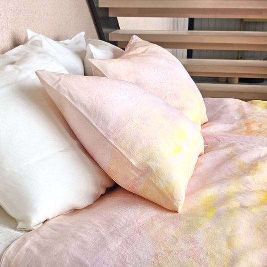 Vaaleanpunainen / keltainen tyynyliina on tehty Suomessa hamppukankaasta.
