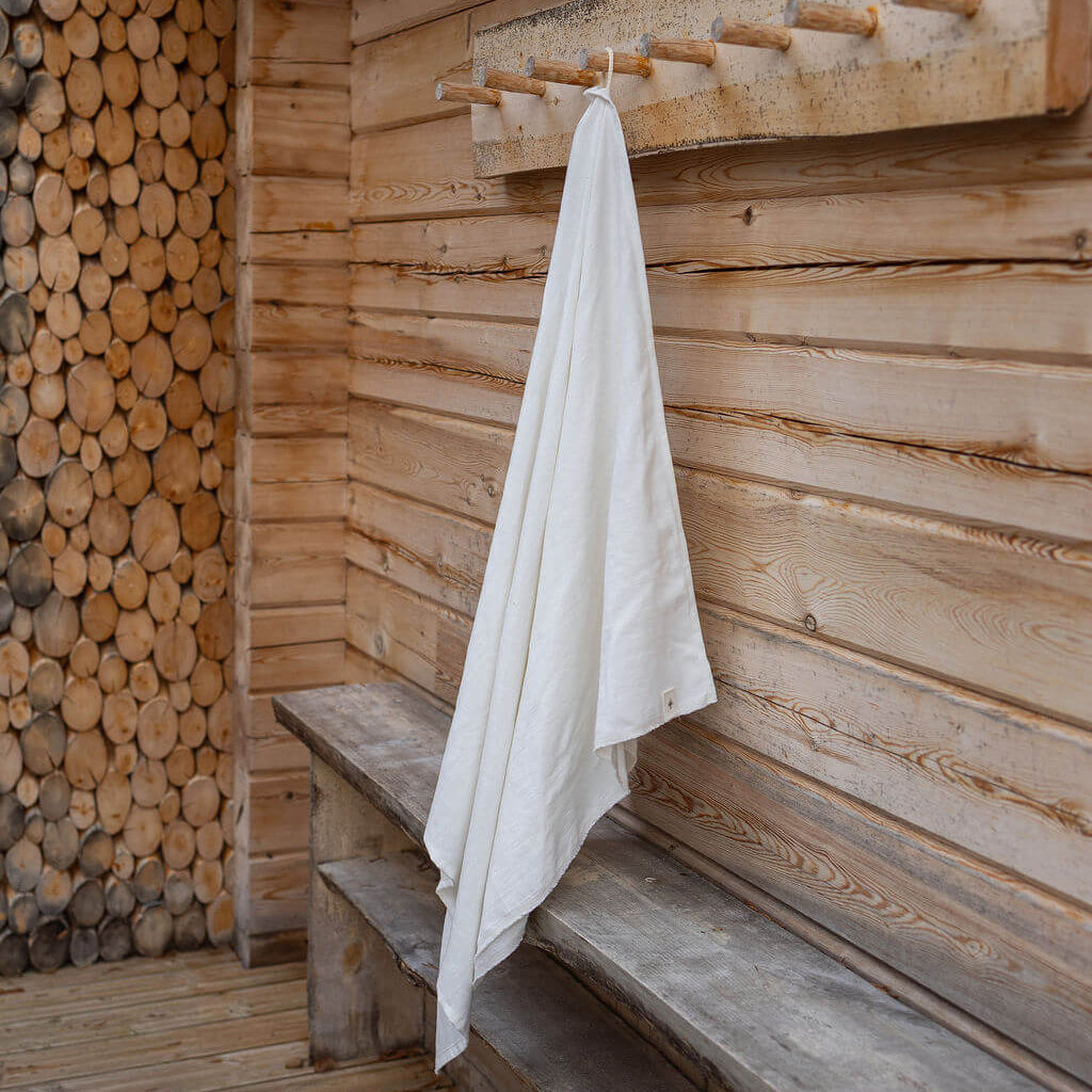 Valkoinen hamam-pyyhkeen tapainen hamppupyyhe.