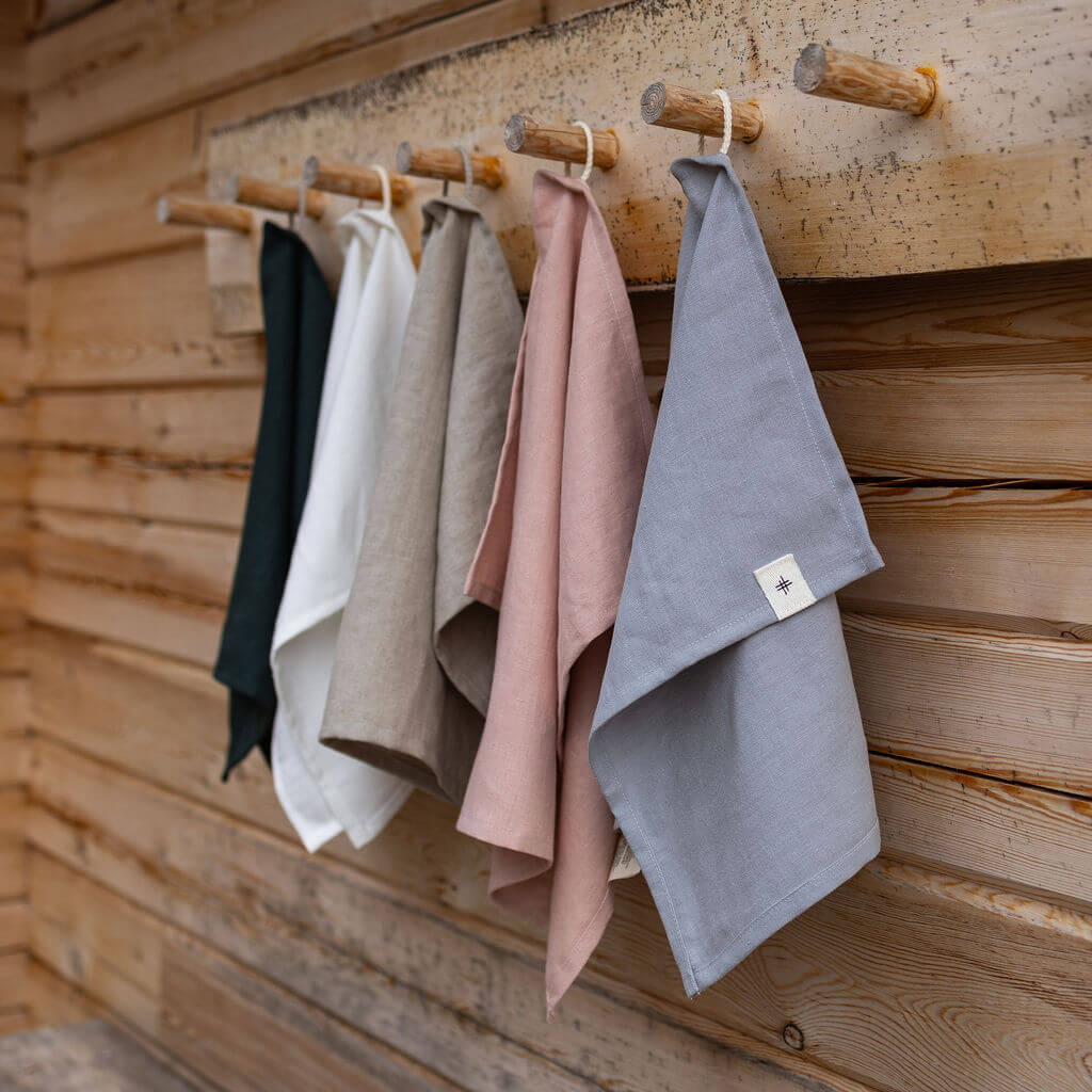 Puhtaana pysyvä käsipyyhe viidessä eri sävyssä.