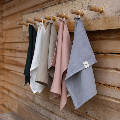 Puhtaana pysyvä käsipyyhe viidessä eri sävyssä.