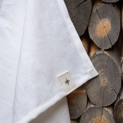 Valkoinen pyyhe hampusta on kuin pellavainen keittiöpyyhe.