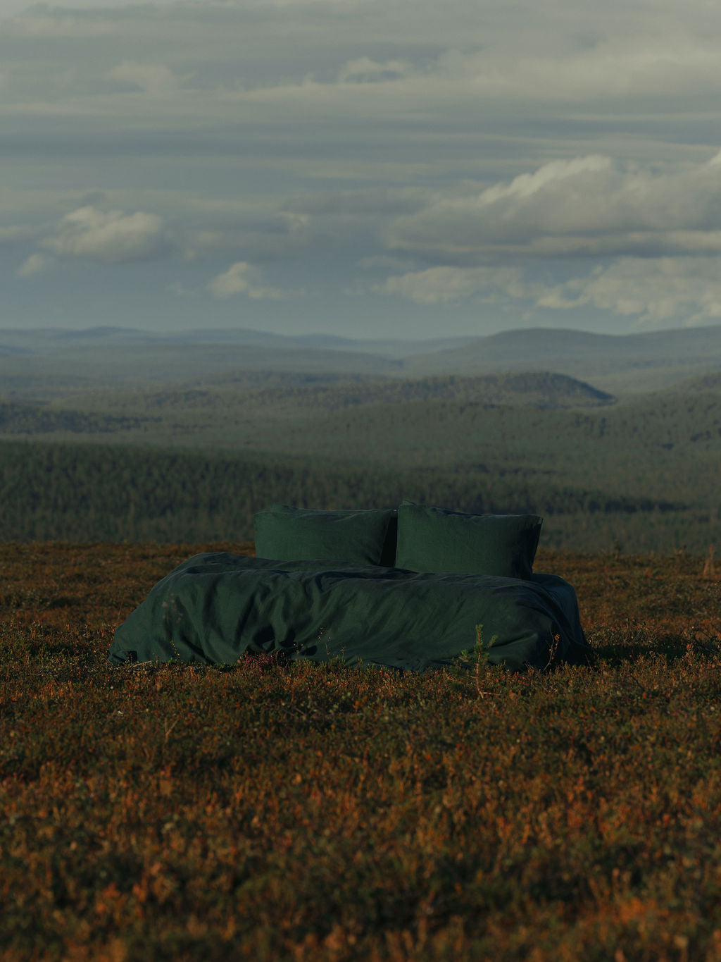Metsänvihreät lakanat tunturimaisemassa. HEMPEA hamppulakanat.